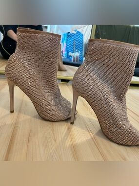 ✨✨ EUC shimmery sparkle light pink Aldo booties